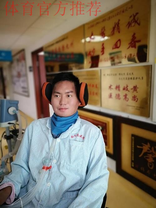 兑现诺言 中国之队赠送电视给渐冻人王甲 兑现诺言 中国之队赠送电视给渐冻人王甲